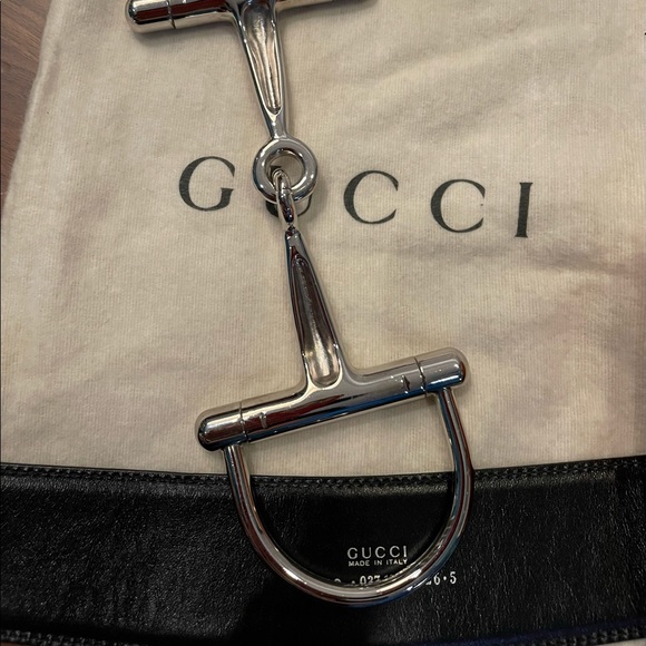 Gucci statement piece with oversized silver buckle and shiny leather strap - Picture 4 of 9